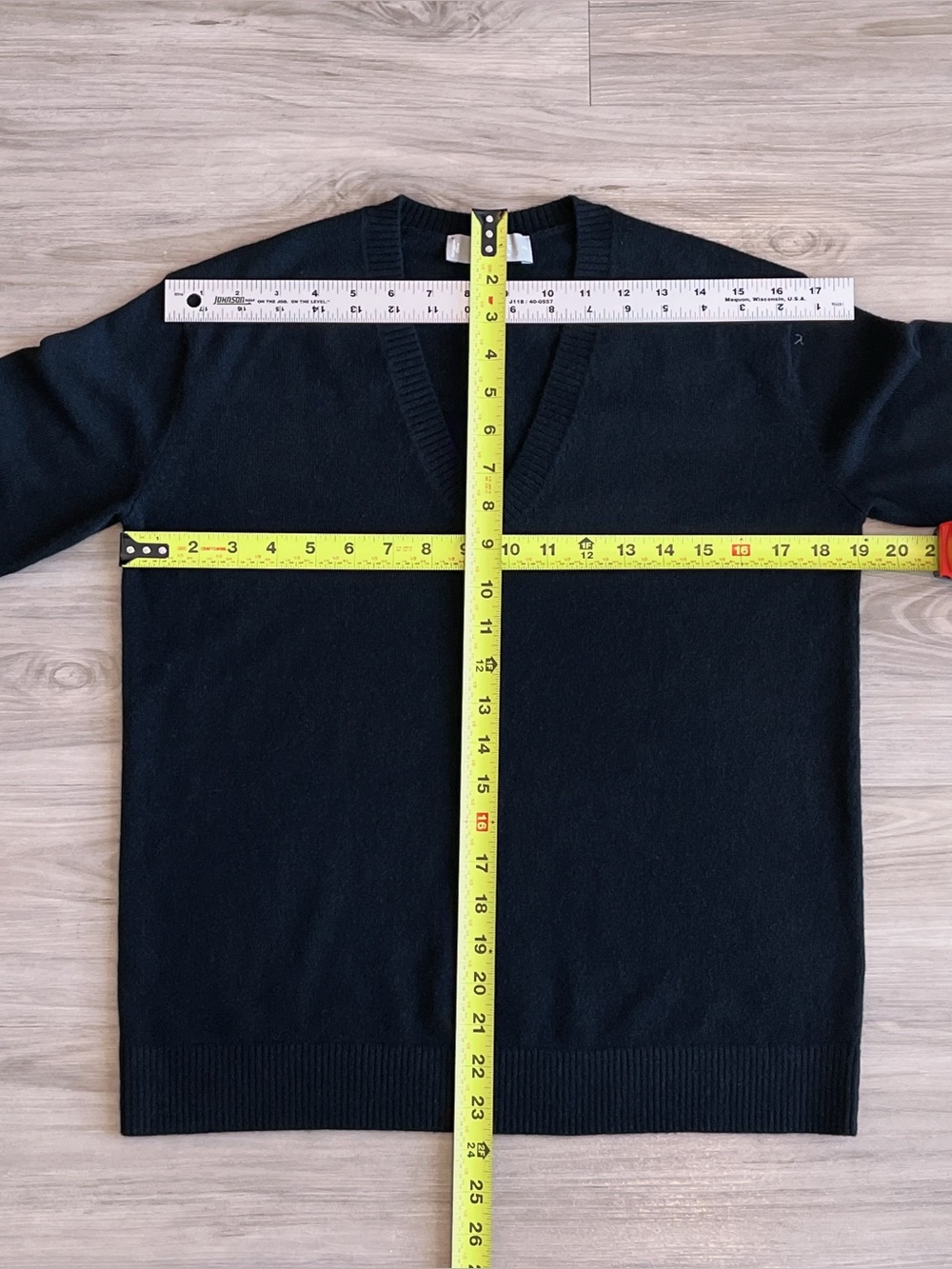 Everlane Black 100% Cashmere V-Neck Sweater - Picture 3 of 5